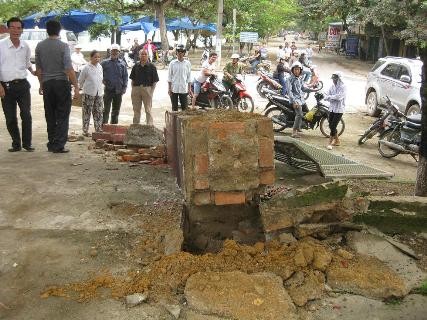 Cột trụ hàng rào trước cổng UBND thị trấn Hương Khê cũng bị chiếc xe điên húc đổ chỏng chơ.