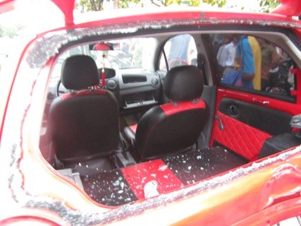 Chiếc xe Chevrolet Spark màu đỏ cũng bị đâm nát phấn đuôi và hông xe.