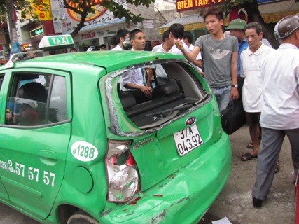 Vụ tai nạn cũng khiến chiếc xe taxi bị hư hỏng nặng.