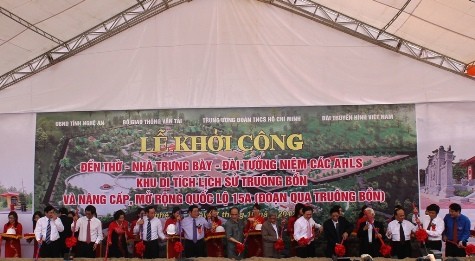 Chủ tịch Quốc hội Nguyễn Sinh Hùng, nguyên Tổng Bí thư Lê Khả Phiêu cùng các đại biểu động thổ khởi công xây dựng khu di tích lịch sử Truông Bồn