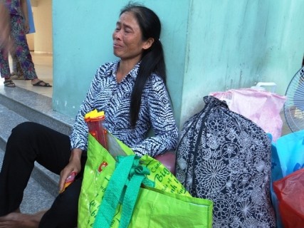 Bà Nguyễn Thị Tâm - bà ngoại cháu Thư đã khóc ngất khi nghe tin cháu mình tử vong