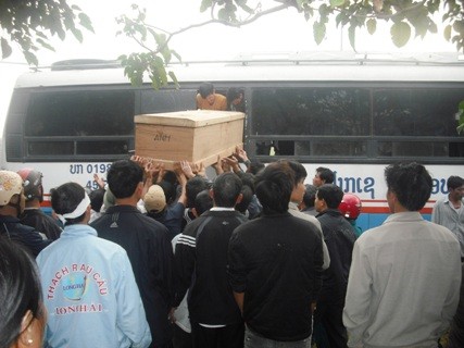 6 giờ sáng ngày 21/12, hai chiếc xe chở 9 thi hài của các nạn nhân xấu số đã về đến xã Vân Diên, huyện Nam Đàn, tỉnh Nghệ An.