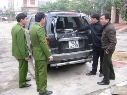 Chiếc xe 7 chỗ của anh Hùng để lại hiện trường đã bị anh em Lợi đập nát (ảnh VT)