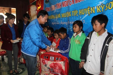 Đoàn từ thiện trao quà cho các em học sính có hoàn cảnh khó khăn tại xã Mường Ải, huyện Kỳ Sơn