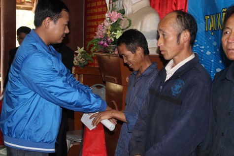 Trao quà cho các hộ đồng bào dân tộc thiểu số có hoàn cảnh khó khăn tại xã Mường Típ, Kỳ Sơn