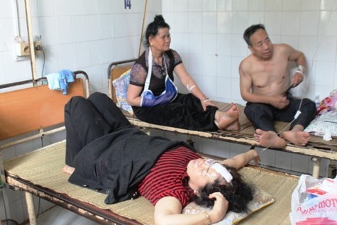Những nạn nhân bị thương trong vụ lật xe tại Lào vừa được chuyển về cấp cứu tại Bệnh Viện Hữu nghị Đa khoa Nghệ An