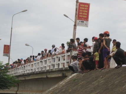 Nhiều người dân hiếu kỳ đã kéo đến xem sự việc khiến giao thông đi qua cây cầu này bị ách tắc