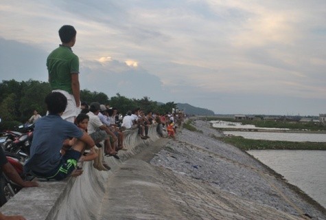 Người dân đang tập trung dọc bên hai bờ sông Yên xem lực lượng chức năng tìm kiếm tung tích 3 nạn nhân mất tích