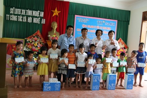 Các em tại Trung tâm xã hội tỉnh Nghệ An chi nhánh Đô Lương vui mừng nhận những hộp sữa tươi sạch miễn phí từ Tập đoàn TH True Milk