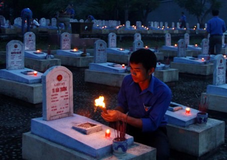 Thắp nến tri ân tại các phần mộ của các anh hùng liệt sỹ tại Nghĩa trang đường 9