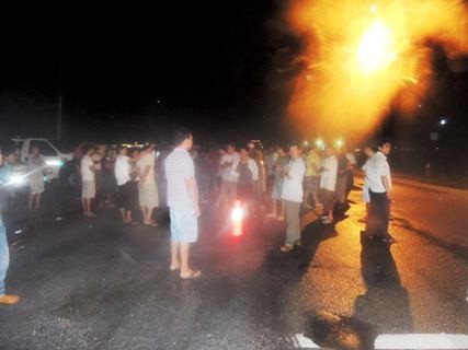 Hàng trăm lái xe tải đã gây náo loạn tại trạm chốt của đoàn liên ngành tỉnh Hà Tĩnh để cho xe đi qua
