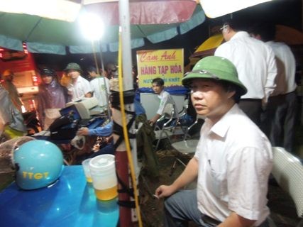 Ông Lương Phan Kỳ - Giám đốc Sở GTVT Hà Tĩnh "bất lực" ngồi hút thuốc nhìn hàng trăm xe vượt qua trạm cân của đoàn liên ngành