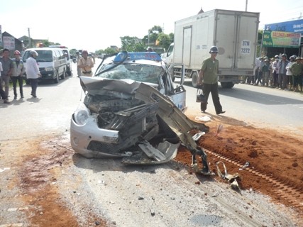 Hiện trường vụ tai nạn làm 4 người trên xe taxi bị thương vong