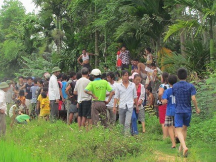 Hàng trăm người dân xã Văn Thành, huyện Yên Thành đã tập trung vây bắt con lợn rừng tấn công làm hai người bị trọng thương