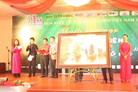 Trong đêm bán đấu giá 3 bức tranh bằng đá quý do công ty Thần Châu Ngọc Việt tài trợ, số tiền BTC cuộc thi Hoa khôi trí tuệ 2013 thu về được là 750 triệu đồng.