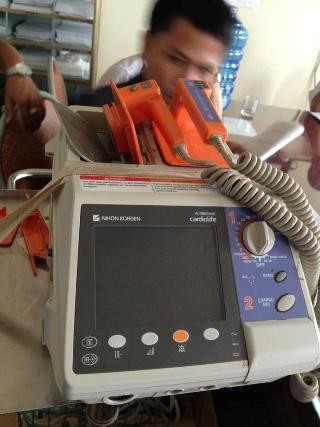 Chiếc máy sốc tim trị giá hàng trăm triệu của Bệnh viện Đa khoa Hà Tĩnh đập phá hư hỏng trong cơn giận dữ