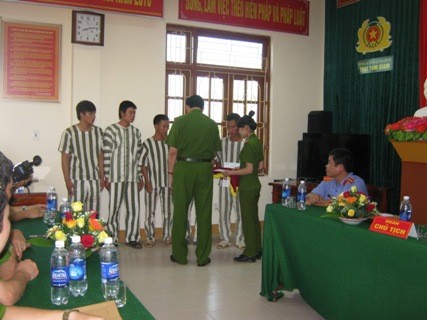 Các phạm nhân tại Trại tạm giam Công an tỉnh Quảng Bình vui mừng đón nhận quyết định đặc xá