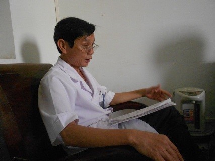 Ông Lê Văn Thụ - Trưởng phòng kế hoạch bệnh viện phụ sản Thanh Hóa trao đổi sự việc với phóng viên