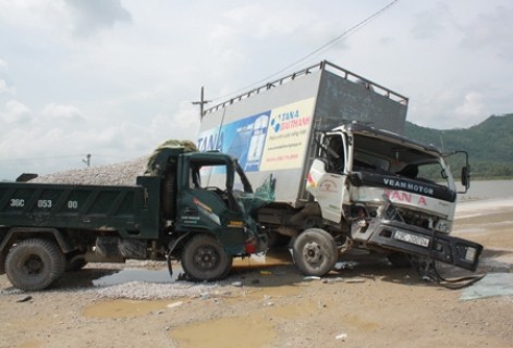 Hiện trường vụ tai nạn tại xã Tùng Lâm, Tĩnh Gia giữa hai xe tải sau đó không lâu