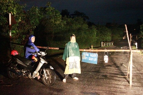 Khu vực cầu tràn Khe Ang nơi xảy ra sự việc. Trong đêm nhiều lực lượng đã thay nhau túc trực tại khu vực trên chờ trời sáng để tiếp tục tìm kiếm tung tích chiếc xe và 5 nạn nhân mất tích