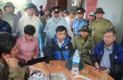 Phó chủ tịch tỉnh Nghệ An - Huỳnh Thanh Điền cùng ban cứu nạn đang họp bàn kế hoạch để nhanh chóng tím thấy tung tích chiếc xe gặp nạn và 5 người mất tích