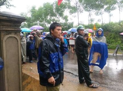 Rất nhiều người dân tụ tập dọc hai bên khu vực đập Khe Ang để theo dõi công tác tìm kiếm các nạn nhân