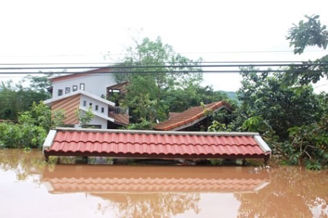 Nhiều nhà dân tại huyện Hướng Hoá, Quảng Trị đã bị nước lũ nhấn sâu trong nước (ảnh Trần Lê)
