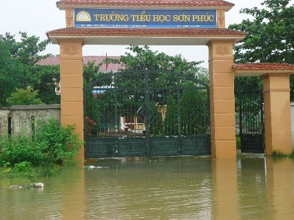 Trưởng Tiểu học Sơn Phúc, huyện Hương Sơn, Hà Tĩnh bị nước dâng cao gây ngập