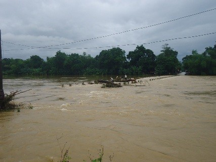Nhiều đập tràn tại tỉnh Hà Tĩnh do nước lũ dâng cao làm bị ngập nên khi qua lại những đoạn tràn này rất nguy hiểm