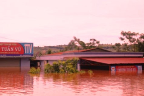 Trận mưa do ảnh hưởng bão số 8 đã làm nhiều ngôi nhà tại huyện Hường Hoà, tỉnh Quảng Trị bị nhấn chìm trong nước (ảnh Trần Lê)