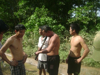 7 thợ lặn tình nguyện của xã Nghĩa Mai và Nghĩa Mỹ, huyện Nghĩa Đàn, Nghệ An đang chuẩn bị xuống sông tìm kiếm