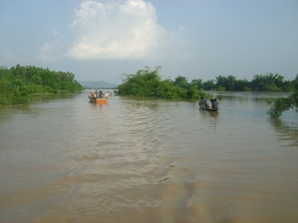 Nước tại đoạn sông nơi chiếc xe gặp nạn vẫn đang rất lớn