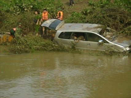 Vi trí chiếc xe được tìm thấy cách vị trí xảy ra tai nạn khoảng hơn 500m xuôi về phía hạ lưu Khe Ang. Nhiều cửa kính của chiếc xe đã bị vỡ