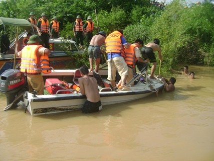 Lực lượng cứu hộ đang tìm kiếm tung tích 5 nạn nhân mất tích trong vụ xe 7 chỗ bị lũ cuốn tại Khe Ang, xã Nghĩa Hồng, huyện Nghĩa Đàn, Nghệ An