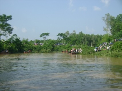 Hàng nghìn người dân nơi Khe Ang mong mỏi có một cây cầu