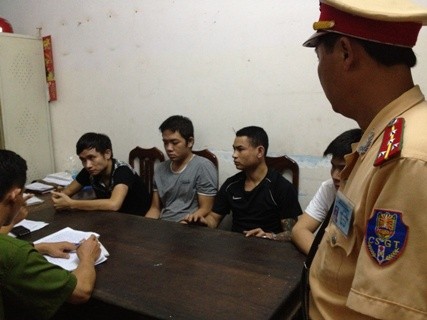 Các đối tượng bị CSGT Quảng Bình bắt giữ khi đang trên đường bỏ trốn vào Đà Nẵng