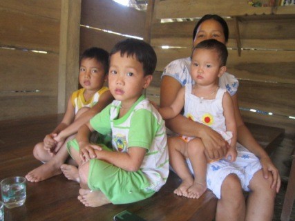 Mặc dù năm học mới khai giảng đã được gần 1 tháng nhưng những đứa trẻ tại xã Hương Quang do nhập nhằng chuyện đền bù tiền di dời nên vẫn chưa được đi học