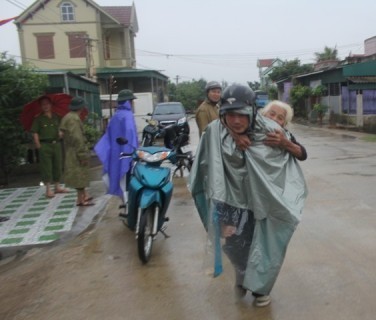 Người dân tại Hà Tĩnh nằm trong vùng nguy hiểm đang được sơ tán đến nơi an toàn