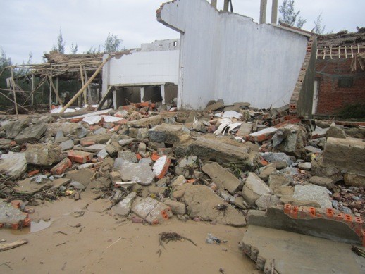 Một ngôi nhà dân bị gió bão quật đổ nát tại xã Thạch Bằng, huyện Lộc Hà, Hà Tĩnh
