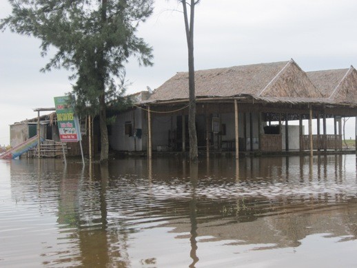 Các cửa hàng ven biển Hà Tĩnh bị nước lũ chia cắt