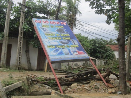 Các biển hiệu quảng cáo tại Hà Tĩnh cũng bị bão xô đổ