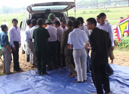 Đến chiều ngày 10/2 thi hài của ông Dũng đã được đưa về quê tại xã Thanh Văn, huyện Thanh Chương, Nghệ An nơi ông sinh ra để làm lễ an táng