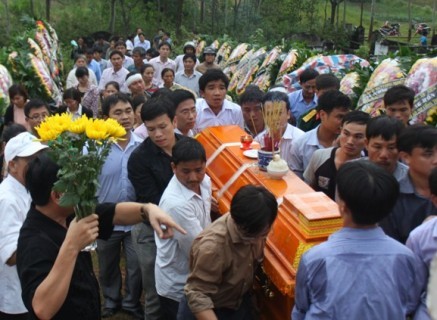 Đến 17 giờ cùng ngày thi hài của ông đã được an táng tại nghĩa trang xã Thanh Văn, huyện Thanh Chương nơi ông sinh ra