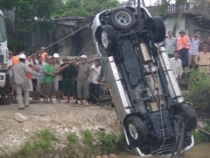 Sáng ngày 2/19 thi thể của ông Nguyễn Tài Dũng - PGĐ Sở Công Thương Nghệ An đã được tìm thấy cùng chiếc xe cách nơi xảy ra tai nạn khoảng 150m dưới lòng sông Mai Giang