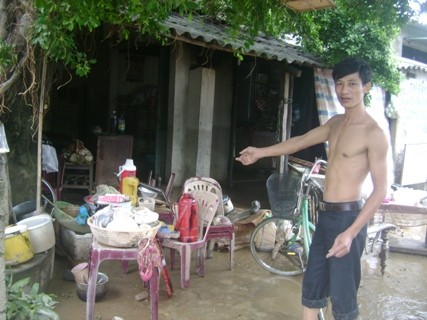 Anh Nguyễn Văn Biên xót xa bên toàn bộ tài sản của vợ chồng anh đã bị nước lũ làm hư hại