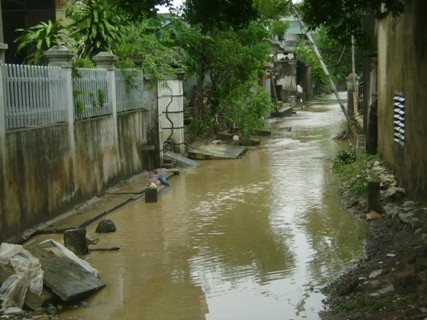 Đường làng ngõ xóm vẫn còn ngập trong bùn và nước
