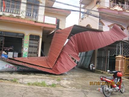 Hàng chục ngàn ngôi nhà tại tỉnh Quảng Bình cũng đã bị cơn bão số 10 tàn phá tan hoang