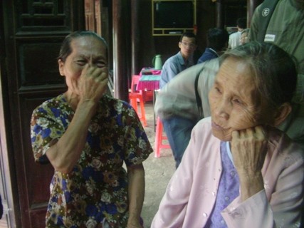 Người thân nơi quê nhà Đại tướng Võ Nguyên Giáp rơi nước mắt khi nghe tin Đại tướng qua đời.