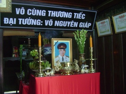 Bàn thờ Đại tướng Võ Nguyên Giáp vừa được chính quyền địa phương lập trong nhà lưu niệm để người dân đến viếng thăm.