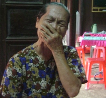 Bà Võ Thị Lài cháu gọi Đại tướng Võ Nguyên Giáp bằng cậu oà khóc khi nghe tin thi hài của Đại tướng được đưa về quê an táng
